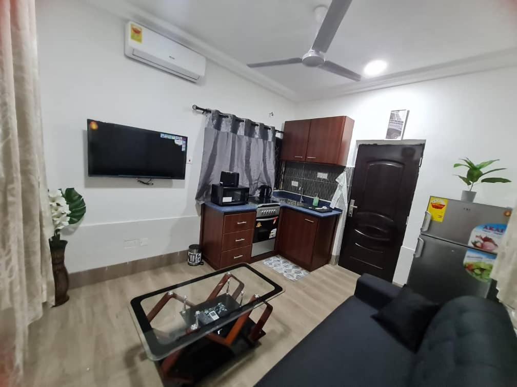 Nesta Barron -Home Away From Home North Legon Экстерьер фото