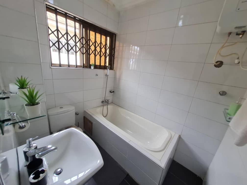 Nesta Barron -Home Away From Home North Legon Экстерьер фото