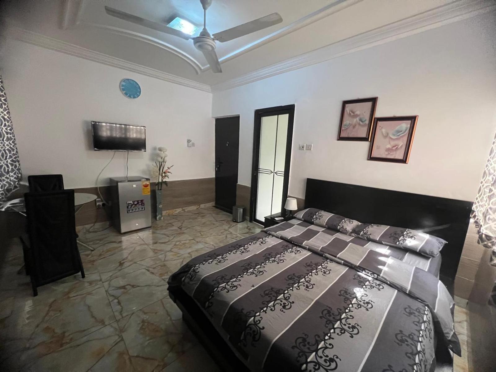 Nesta Barron -Home Away From Home North Legon Экстерьер фото